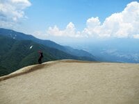 南アルプスの山の上で常夏気分！？  真っ白な砂浜が広がる「日向山」はまるで“天空のビーチ”【山梨県北杜市】