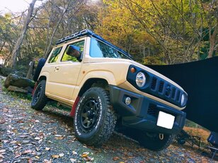 車中泊カーとして人気のスズキ新型『ジムニー』収納問題を「100均アイテム」簡単3ステップDIYで解決