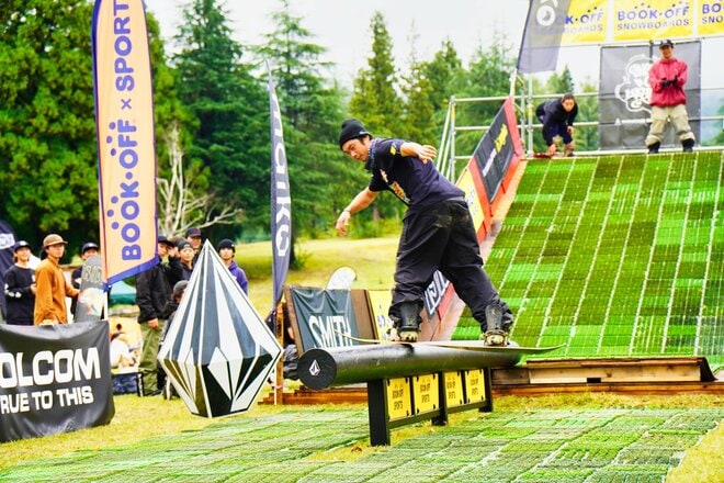 雪が待ちきれない！ 人工芝の上でプロが魅せる本気のスノーボードイベントをレポート【新潟県・2025年】の画像001