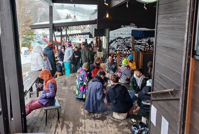 「つがいけマウンテンリゾート」で滑った後に一杯！  ゴンドラ山麓に登場した食のテーマパーク『つがいけ横丁』は日本式アプレスキーの新提案【長野県 HAKUBA VALLEY】の画像008
