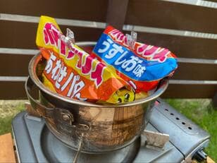 超バズの味「ジャガアリゴ」も！ 定番のお菓子を「キャンプ飯」化する「アウトドア簡単秘密レシピ」3選