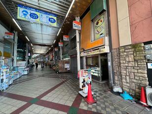 テレビ朝日『ナニコレ珍百景』で紹介！   部屋＆お風呂＆食事がすべて「地元の店」の「SEKAI HOTEL」宿泊レポ！  街全体がホテル “珍”体験とは！？