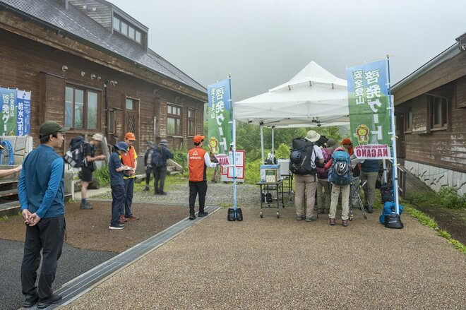 【夏山】本格化する夏山シーズン、増加の一途をたどる山岳遭難事故 「啓発ゲート」が追加開設された！  初日の様子 長野県｜2026年の画像003