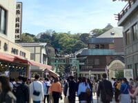 「意味が分かるとうまいメシ」とは？　話題の「青い肉まん・黒いコロッケ・しらすソフト」進化する「江ノ島グルメ」実食レポート