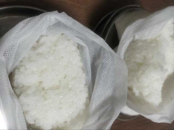 100均ダイソーの「炊飯袋」 キャンプや防災で役立つか？ 試してみた！ 手軽さがメリット＆気になる点も「2サイズ検証・実食レポ」の画像003