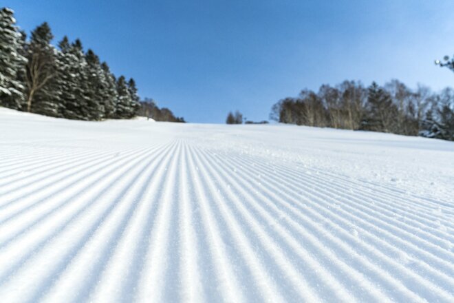 「スキー場は朝イチを狙え！」職人技が光る贅沢圧雪バーン 魅惑の “コーデュロイ” と出会えたら超ラッキーな “圧雪パウダー”【ファーストトラック攻略のヒント】の画像001