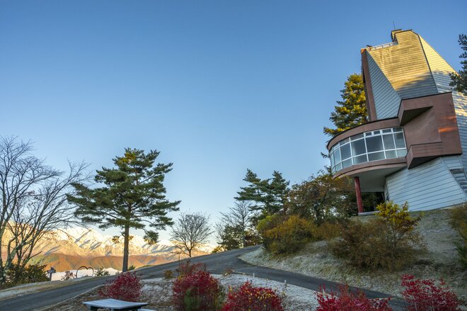 「一夜明けると雪化粧した峰々が姿を現した！」 新雪に煌めく山並みがモルゲンロートに染まる “車で行ける山頂！”   鷹狩山【北アルプス】長野県大町市・ 2025年の画像002