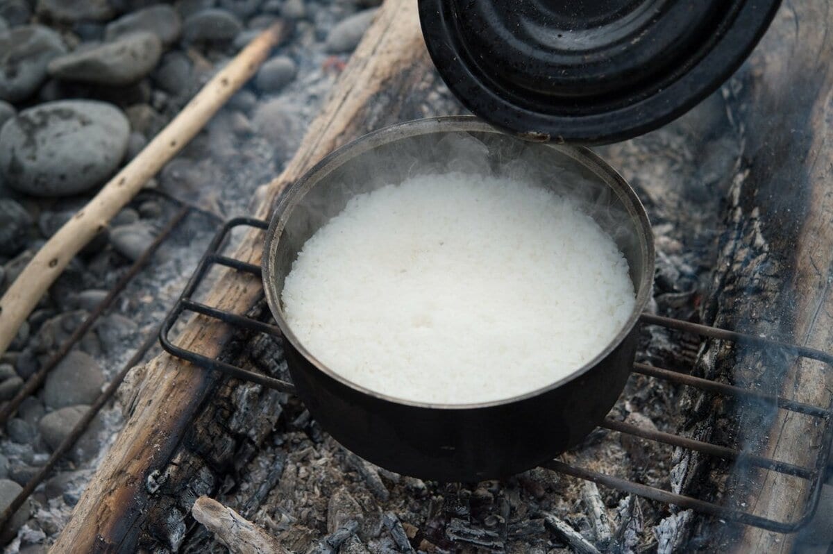 じつは高難度 焚き火で上手にご飯を炊く には3つのコツがある 無人地帯の遊び方 Vol 9 キャンプ 無人地帯の遊び方 Bravo Mountain