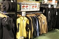 【ショップ店員に聞く！ イチ推しアウトドアギア】はじめての「レインウェア」 必要な機能を備え、コスパのよい全天候型の上下セット〈アルペントーキョー vol.4〉