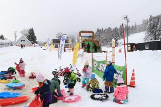 子供たちが喜ぶ環境が整うなきやまスノーランド。安全に雪遊びができる