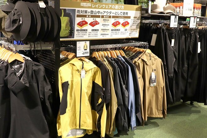 【ショップ店員に聞く！ イチ推しアウトドアギア】はじめての「レインウェア」 必要な機能を備え、コスパのよい全天候型の上下セット〈アルペントーキョー vol.4〉の画像