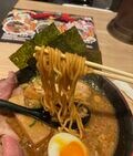 “珠玉のラーメン誕生”  胃弱気味の中年記者でも麺をかき込みスープを飲み干す！  独特のコクあるスープとツルモチ麺のマリアージュ！  伝説のコラボ「一風堂」×「人類みな麺類」＝「人類みな一風堂」！？の画像003