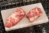 【ショップ店員に聞く！ イチ推しアウトドアギア】焼き網に置いて焼くだけ！  肉のうま味＆ミネラル凝縮の「岩塩焼き」ができるプレート〈アルペントーキョー vol.34〉