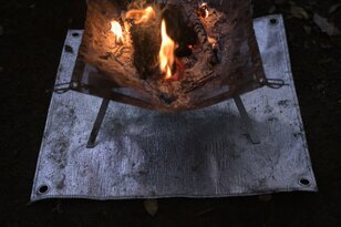 大人の “焚き火のエチケット”  焚き火のマストギア「防火シート」選びのポイントは “グラスファイバー＋α” の素材使い！？【焚き火の話 vol.15】