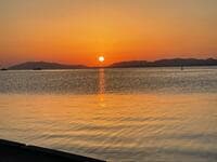 TBS『バナナマンのせっかくグルメ！！』で絶賛の「肉感コロッケ」実食！ 「宍道湖の夕日」絶景＆定番グルメ「松江駅1.5㎞圏内のぜいたく」ナビ