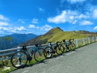 年間30日しか見られない絶景「UFOライン」の全貌！　サイクリング・バイクツーリング・ハイキングで「リピーター続出」西日本最高峰の霊場・石鎚山脈の天空ロード「名前の由来」とは？