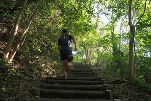 山を駆けるトレイルランニング！  登山を経て始めたライターがすすめる「入門に適したコース選び」と「必須ギア」