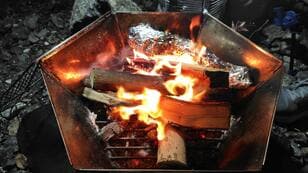 ラクすぎる組立＆収納！  ズボラデュオキャンパーが5年愛用「キャプテンスタッグ・ヘキサステンレスファイアグリル」 良い点＆不便な点