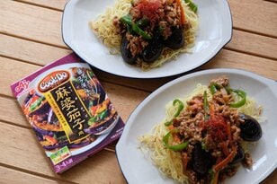 ＜調味料いらずの簡単ボリュームキャンプ飯！＞クック ドゥをスマートに活用した熱々時短レシピ「麻婆茄子かた焼そば」