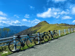 年間30日しか見られない絶景「UFOライン」の全貌！　サイクリング・バイクツーリング・ハイキングで「リピーター続出」西日本最高峰の霊場・石鎚山脈の天空ロード「名前の由来」とは？