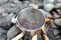 「やかんとコーヒー豆だけで作れる」ワイルドすぎる「カウボーイコーヒー」キャンプで実飲した「味」