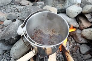 「やかんとコーヒー豆だけで作れる」ワイルドすぎる「カウボーイコーヒー」キャンプで実飲した「味」