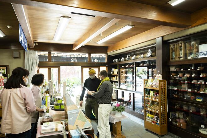静岡・宇治と並ぶ日本三大銘茶の里で八十八夜直前の茶畑へ！ 老舗専門店で生産者が語る東京近郊産地の強みとは？【フランス人茶商の茶国漫遊記 vol.04「新茶の息吹に誘われて〜狭山茶2」埼玉県日高市】の画像004