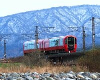 漫画『新・駅弁ひとり旅』を写真で楽しむ！ 艶やかな赤い車体が美しい「えちごトキめきリゾート雪月花」で新潟の絶景と美食を堪能！【新潟県・えちごトキめき鉄道】
