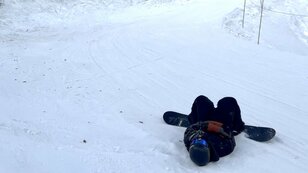 「スノボ初心者」にこそ見てほしい！ ゲレンデで「ケガをしづらい」転び方と「体を守る」アイテム3選