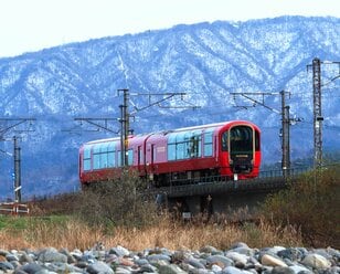 漫画『新・駅弁ひとり旅』を写真で楽しむ！ 艶やかな赤い車体が美しい「えちごトキめきリゾート雪月花」で新潟の絶景と美食を堪能！【新潟県・えちごトキめき鉄道】