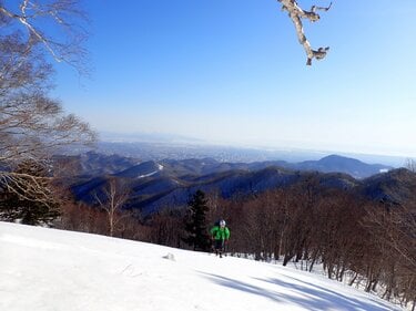 スキーツーリングの世界 大雪のおかげで残雪が豊富 低山でもまだ楽しめる 札幌近郊のクラッシックルート 北海道 22年 概要 スキー スノーボード コラム Bravo Mountain