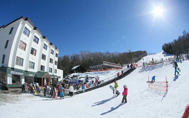 【スキーイン＆アウトができる宿  2025／26シーズン】タイパ抜群で移動ストレスも一切なし！  長野・新潟の「スキー場直結ホテル」7選の画像001