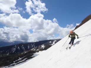 「6月から始まる山スキーシーズン！？」 北海道・大雪山系はまだまだ残雪たっぷり！ 困難を乗り越えて大斜面をダイナミックに滑る初夏 2022年
