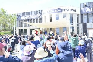 北アルプスが眼前の「絶景」音楽フェス！ ゴスペラーズ、DEENほか出演『HAKUBAヤッホー！ FESTIVAL 2024』【白馬岩岳・5月25日 イベントレポート】