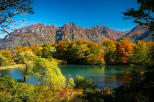 【紅葉登山】古道、“塩の道”トレイルの絶景散策！ 「水面に映る秋の彩りと山々の絶景を楽しむ低山歩き」 千国街道・新潟県 2024年