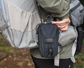 ＜スマホの収納場所問題が解決！＞ハイキング中のスマホは「ここ」にしまうのが便利です【低山小道具＆技術研究所 vol.18】の画像008