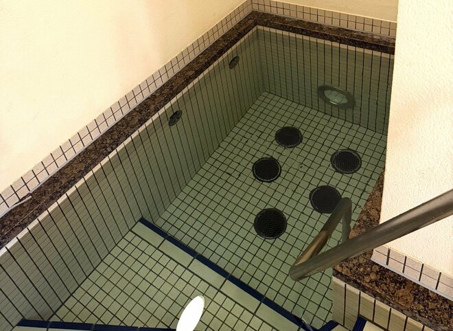 【わずか300円の100%源泉朝風呂】満開の桜も！  美ヶ原高原の下山後に癒される温泉「ロマネット」 ステンドグラスと源泉ローマ風呂が魅力【山帰り、今日はどこでととのう？Vol.4】 の画像008