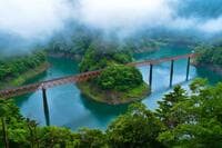 【名所「寸又峡・夢のつり橋」も復旧】秘境の地「奥大井」見どころ3選！  紅葉と青のコントラスト絶景「ゆるキャン△聖地＆湖上駅」ほか「現地レポ」