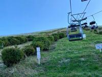 歩いて登れない山「大室山」の山頂絶景！ 黄金と青「スコリア丘＆ススキ＆大海原」が輝く「秋のプライムタイム」登山レポ