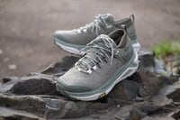 【分厚いソールが膝に優しい】HOKAの人気モデル「KAHA」がリニューアル