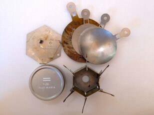 ソロキャンプ最適の「オリジナリティの塊」アウトドアギア！  固形燃料用超小型バーナー『can+ro Ⅱ』の「比較対象ナシ」魅力