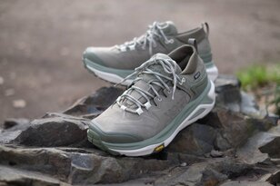 【分厚いソールが膝に優しい】HOKAの人気モデル「KAHA」がリニューアル
