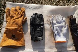 キャンプ、アウトドアの必須アイテム！「作業用手袋」が1種類では足りない理由とは？