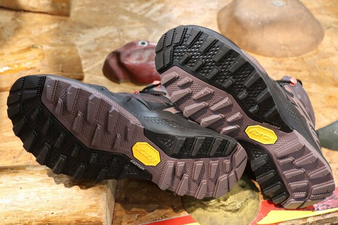 【ショップ店員に聞く！ イチ推しアウトドアギア】2つの「靴ひも＆ソールパターン」が斬新かつ機能的！  アク「ロケットミッド」ウィメンズ〈石井スポーツ 登山本店 vol.4〉の画像004