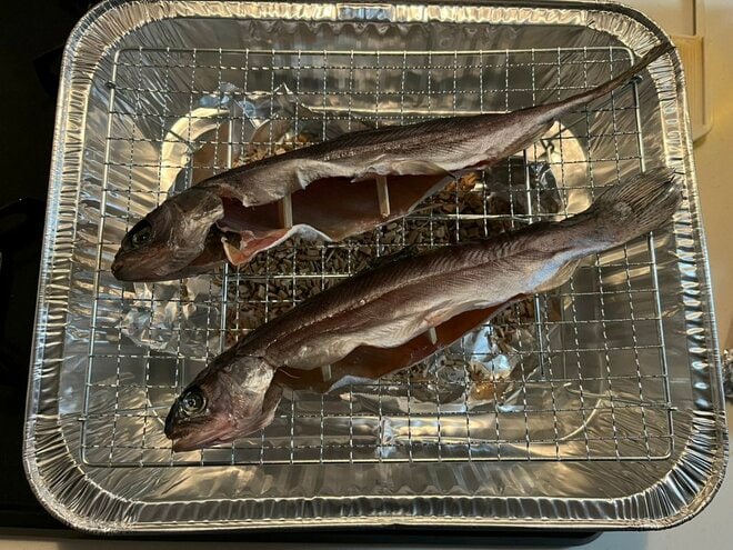 100均「ダイソー」の「スモークチップ＆焼き網」で「ニジマスの燻製」自宅で作ってみた！  手軽で美味しい “下ごしらえ” から “燻し” まで「実践レポート」の画像003