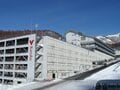 「春の女子旅」日帰りスキー場選びの最適な回答【群馬県 川場スキー場】 ここがスキー場！？  四角いビル「カワバシティ」は“滑る”だけじゃもったいない“楽しみ”空間の画像001