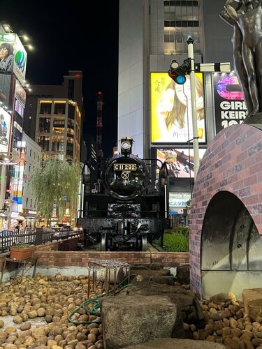 鉄道の日」SL広場に展示されているC11は新橋とは縁も所縁もない蒸気