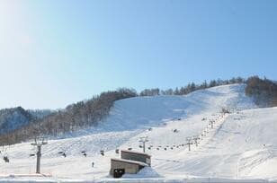 なぜ地元民は “大きなスキー場” に行かないのか？  北海道でみる「ローカルスキー場で滑る理由」 全国スノーエリア共通の “快適な選択”