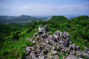 【沖縄で低山トラベル】観光旅行にプラスしたい “森の山を巡る” 絶景すぎる低山ハイク・本部半島2選【今日も山旅気分 vol.30】