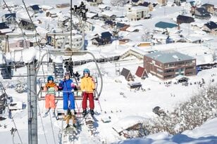 【湯沢中里スノーリゾート】充実のコースと施設が「ゲレンデデビュー＆ファミリースキー」に最適！  この冬から「初心者＆初級者向けスクール」も新登場